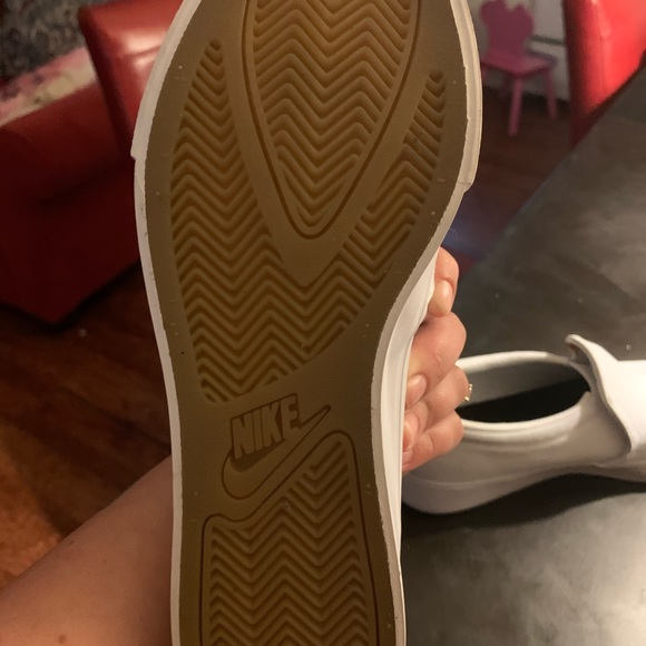 NWOT Nike sneaker size 6 - Picture 2 of 2